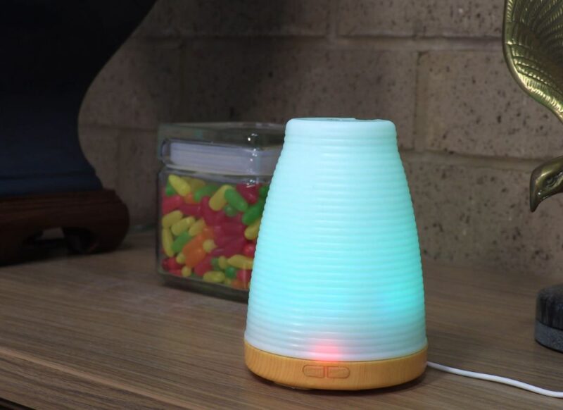 difuzer na drvenoj polici