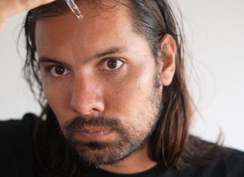 momak stavlja ulje lavande na lice